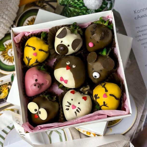 Букет цветов Клубника в белом и молочном шоколаде callebaut с кондитерской посыпкой, 9–16 ягод. Набор 1101 за 3380₽ с доставкой в Москве от Дом цветочной моды Leora — Технопарк на Flawery