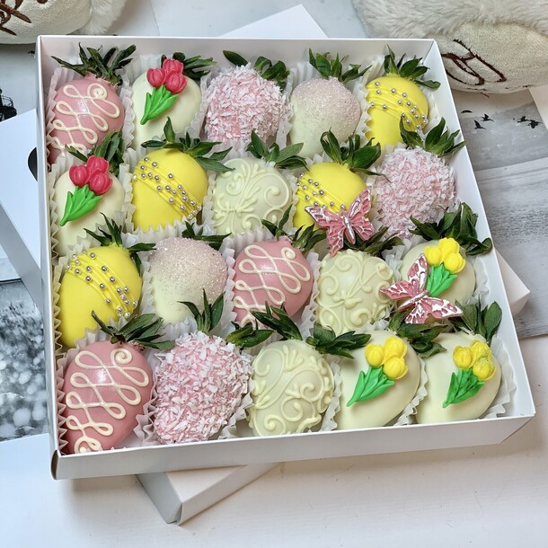 Букет цветов Дофаминовая клубника в розовом шоколаде callebaut с тюльпанами и ромашками, 16–25 ягод. Набор 5605 за 4550₽ с доставкой в Москве от Дом цветочной моды Leora — Технопарк на Flawery