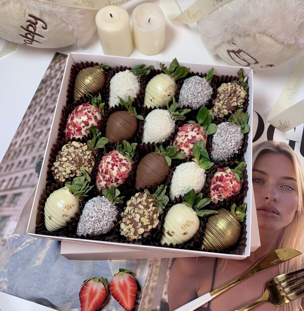 Букет цветов Дофаминовая клубника в белом и молочном шоколаде callebaut, 16–25 ягод. Набор 5610 за 4550₽ с доставкой в Москве от Дом цветочной моды Leora — Технопарк на Flawery