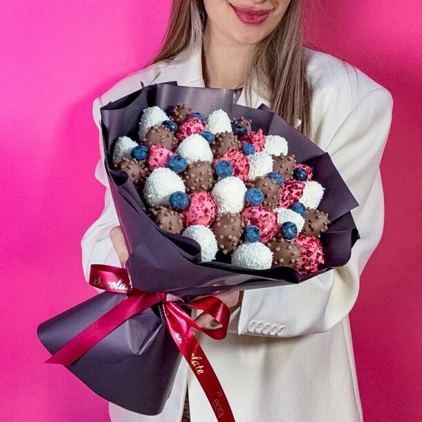 Букет цветов Клубника в шоколаде callebaut с голубикой. Букет 800 за 6760₽ с доставкой в Москве от Дом цветочной моды Leora — Технопарк на Flawery
