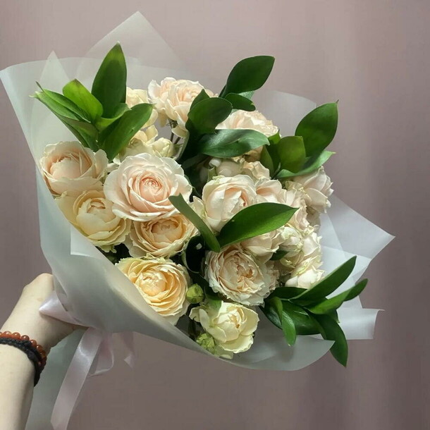 Кустовые розы с рускусом, артикул F1552103 - 4300 рублей, доставка по городу. Flawery - доставка цветов