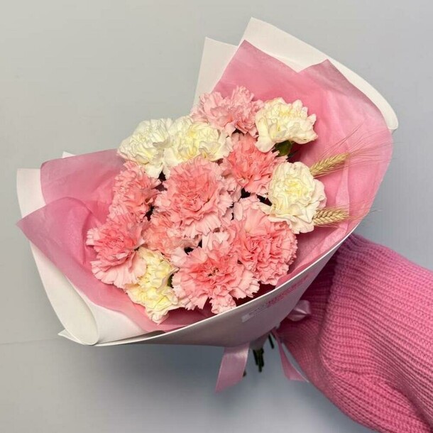 Нежный букет из белых и розовых гвоздик, артикул F1515967 - 4832 рублей, доставка по городу. Flawery - доставка цветов