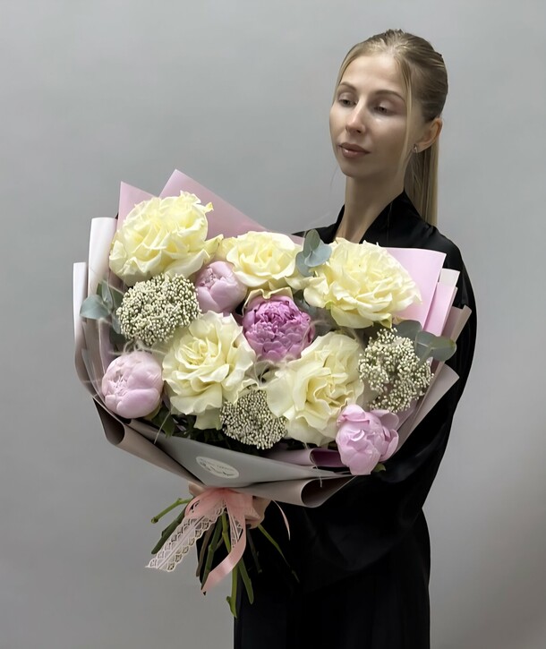 Авторский букет с пионами и французской розой, артикул F1496840 - 7990 рублей, доставка по городу. Flawery - доставка цветов