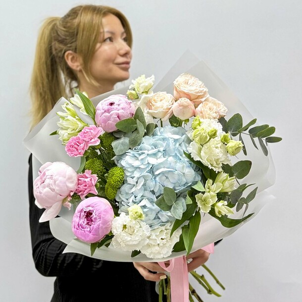 Авторский букет с пионами, артикул F1552667 - 5990 рублей, доставка по городу. Flawery - доставка цветов