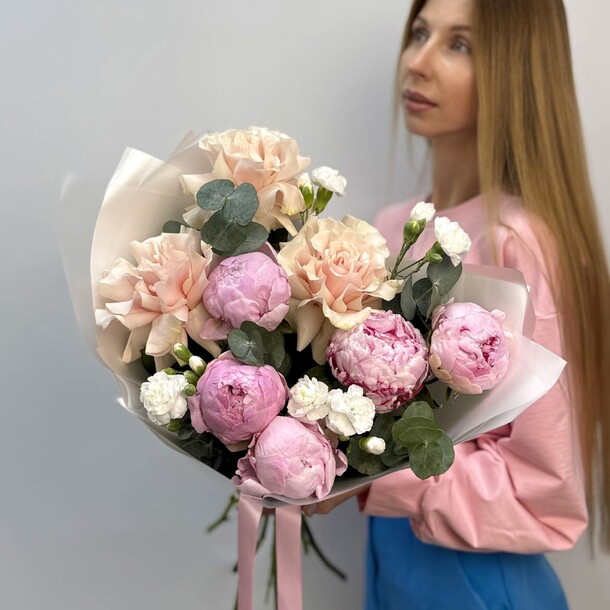Весенний букет с пионами и французскими розами, артикул F1554993 - 5900 рублей, доставка по городу. Flawery - доставка цветов