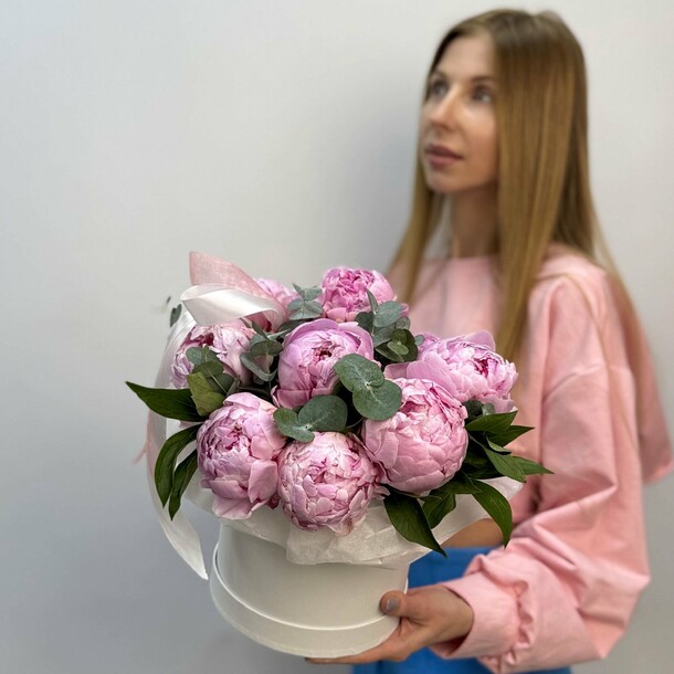 Композиция с пионами в шляпной коробке, артикул F1554998 - 7900 рублей, доставка по городу. Flawery - доставка цветов