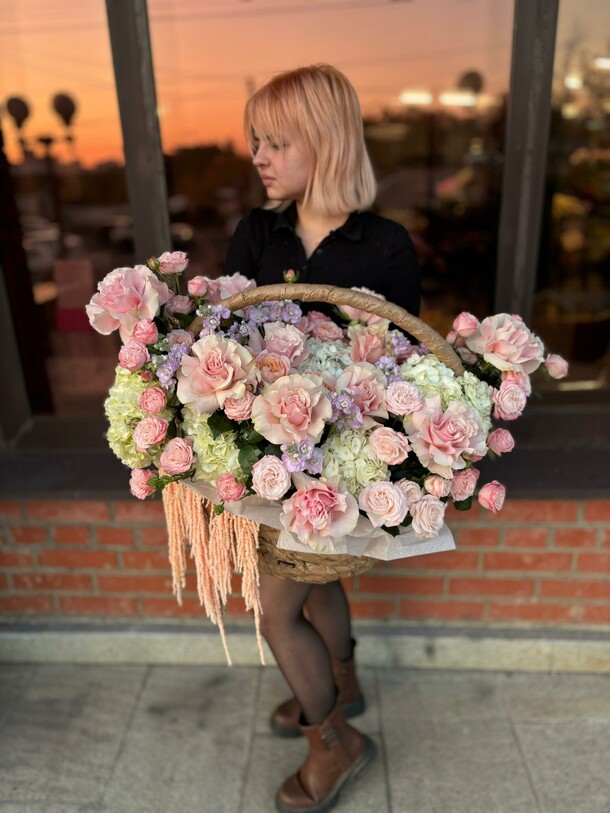 Букет цветов Корзина «мечта» за 32670₽ с доставкой в Москве от MaCherie на Flawery
