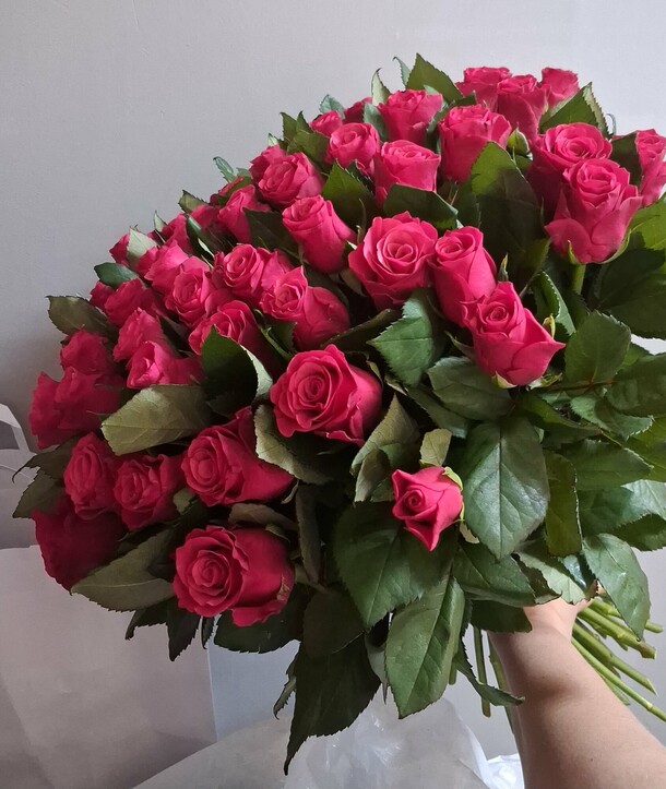 Букет из 51 розы под ленту, артикул F1555964 - 13300 рублей, доставка по городу. Flawery - доставка цветов