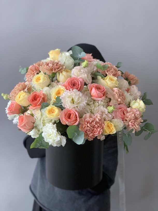 Букет цветов Цветы в коробке за 18646₽ с доставкой в Москве от Royal Lux Garden на Flawery
