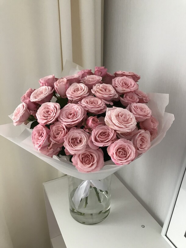 Букет из кустовых роз🌸, артикул F1465707 - 4200 рублей, доставка по городу. Flawery - доставка цветов