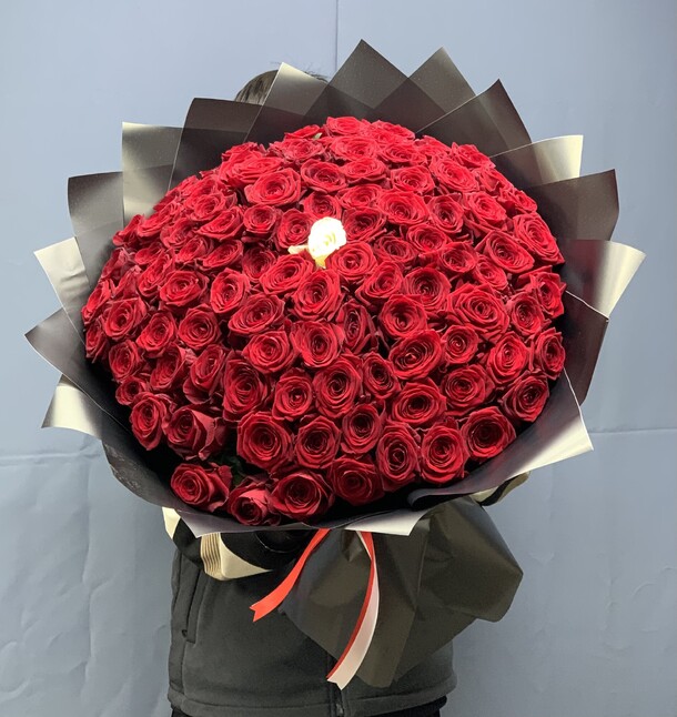 Букет из 101 красной розы с одной белой за 18077₽ с доставкой в Москве от Umma Flowers на Flawery