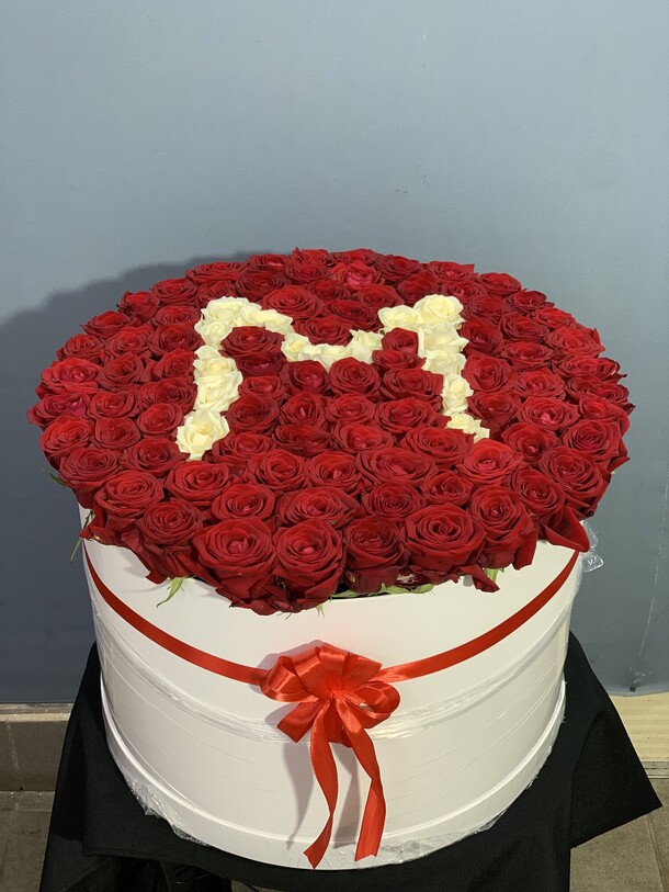 Букет цветов Красная роза в коробке за 20077₽ с доставкой в Москве от Umma Flowers на Flawery