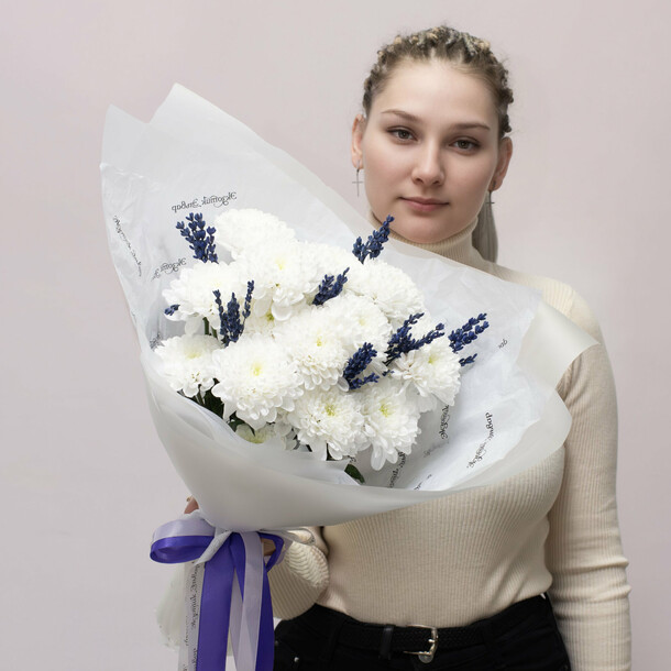Нежный букет из  хризантем и ароматной лаванды арт.231, артикул F1471009 - 2600 рублей, доставка по городу. Flawery - доставка цветов