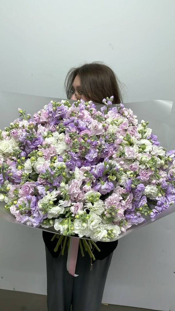 Букет кустовой маттиолы за 19900₽ с доставкой в Москве от Make Flo на Flawery