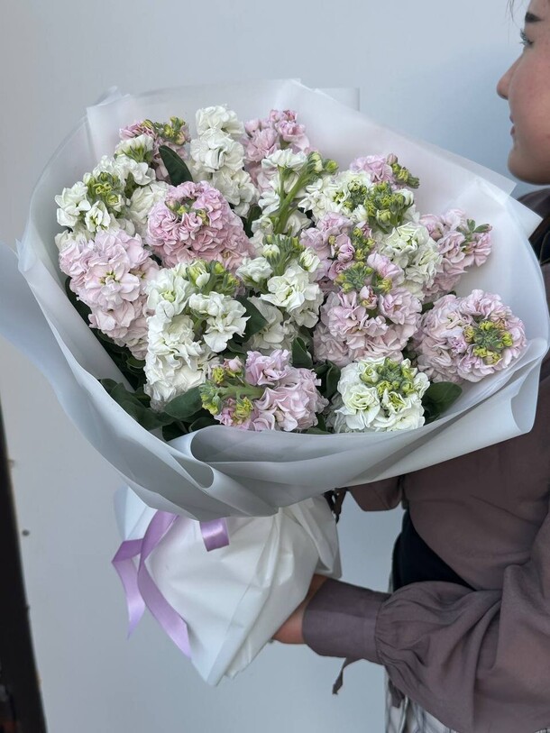Букет маттиолы за 9400₽ с доставкой в Москве от Make Flo на Flawery