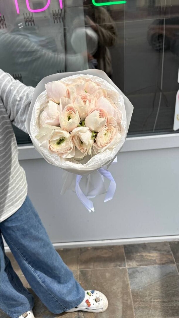Букет ранункулюсов за 6600₽ с доставкой в Москве от Make Flo на Flawery