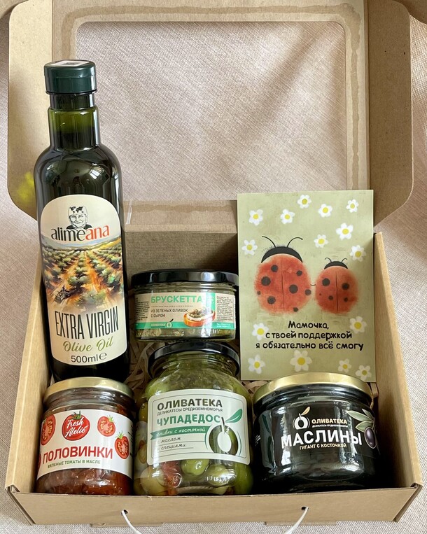 Гастрономический подарок маме «вкус солнечной любви» с премиальными оливками, оливковым маслом, брускеттой и томатами за 5250₽ с доставкой в Москве от Bubobox на Flawery