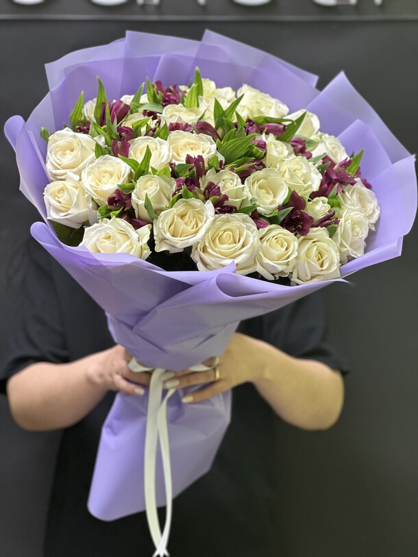 Букет из 25 роз с альстромерия за 7149₽ с доставкой в Москве от Start flowers на Flawery