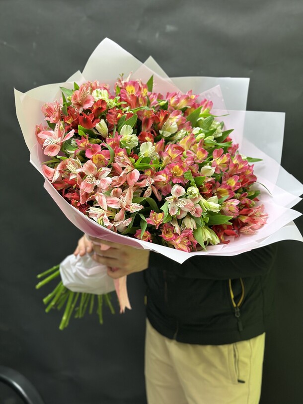Букет из 29 альстромерия за 4949₽ с доставкой в Москве от Start flowers на Flawery