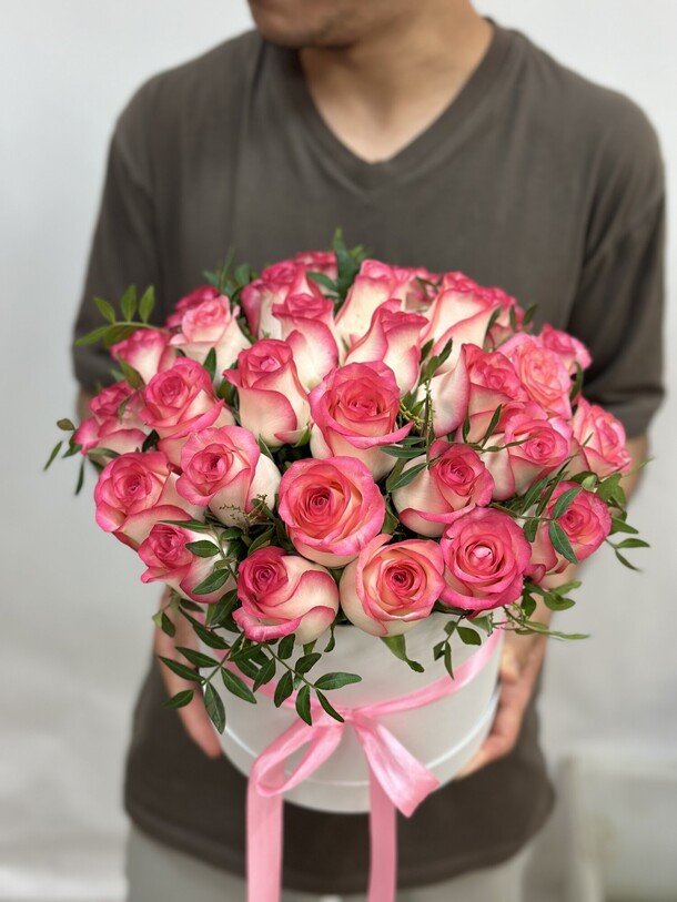 Букет цветов 29 роза в коробке за 6930₽ с доставкой в Москве от Start flowers на Flawery