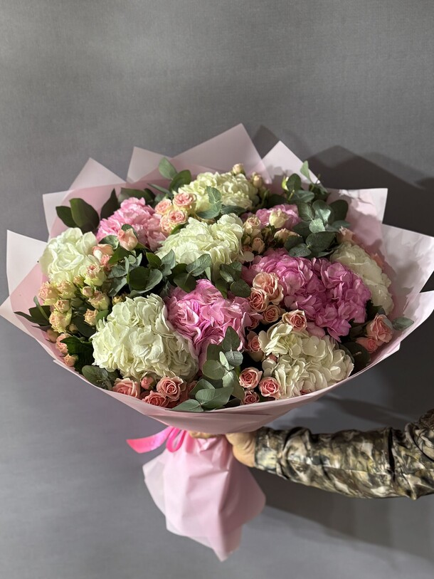 Букет из гортензий и кустовых роз за 13090₽ с доставкой в Москве от Start flowers на Flawery