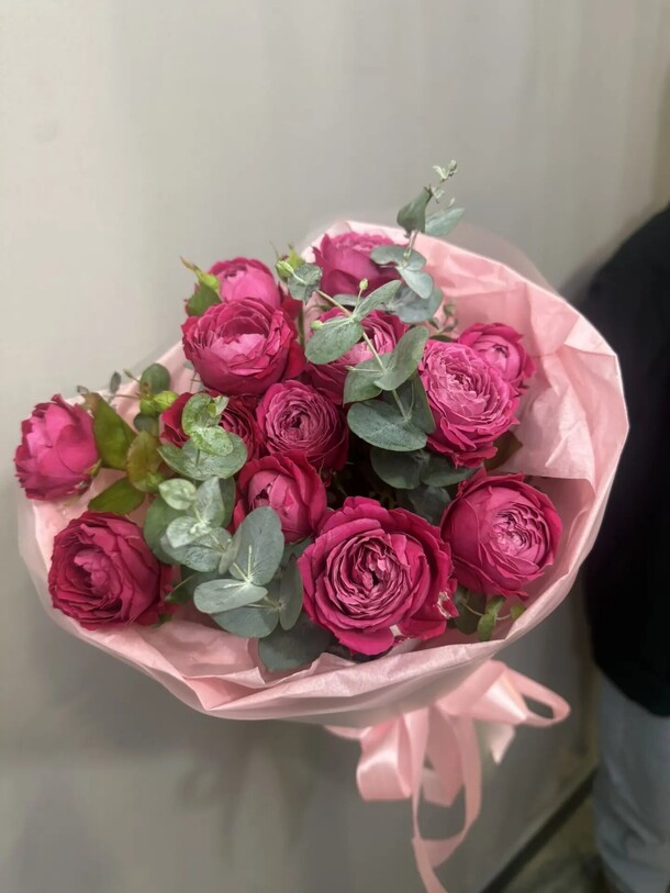Букет малиновых кустовых роз с эвкалиптом ❣️ за 3186₽ с доставкой в Дзержинске от Дом Цветов на Flawery