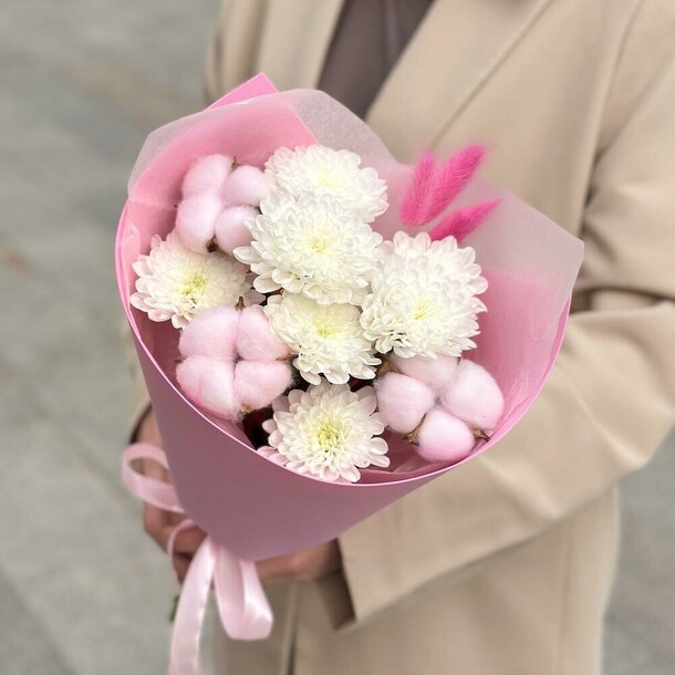 Букет цветов Милый комплимент из хризантемы и хлопка🌸 за 1198₽ с доставкой в Москве от Senti Flora на Flawery