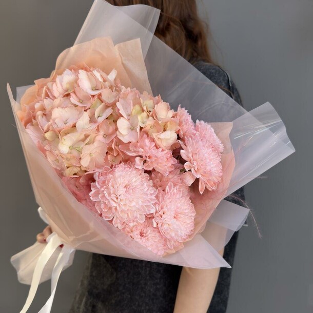 Букет из розовой хризантемы и гортензии за 3172₽ с доставкой в Москве от Senti Flora на Flawery