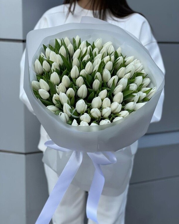 Букет цветов 101 белый тюльпан 🌷 за 38610₽ с доставкой в Москве от Привет, Букет! на Flawery
