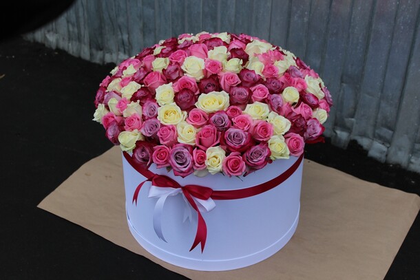 Букет цветов 151 разноцветная роза в коробке за 58460₽ с доставкой в Москве от Привет, Букет! на Flawery