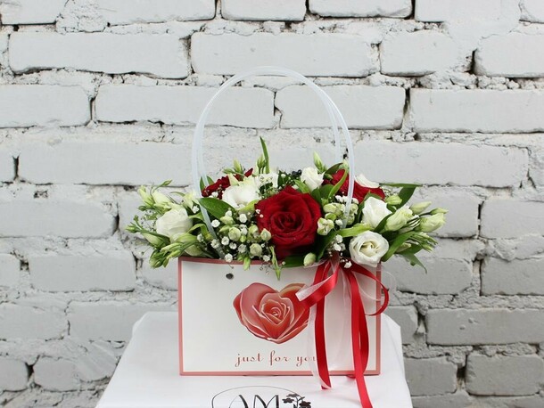 Композиция love is, артикул F1151236 - 4169 рублей, доставка по городу. Flawery - доставка цветов