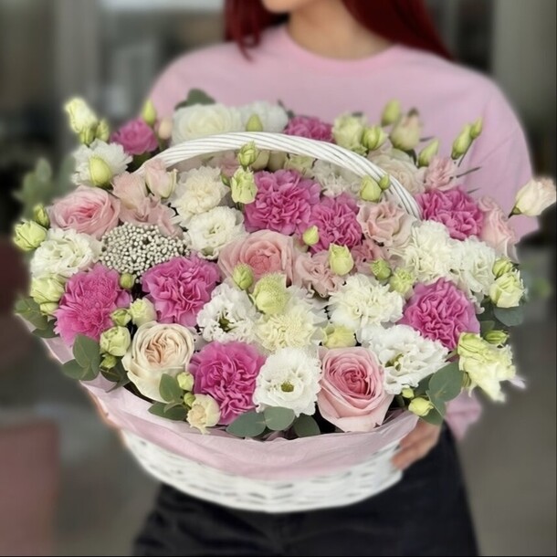 Букет цветов Корзина с цветами "розовая мечта" из малиновых пионовидных роз, лизиантусов и ажурных диантус за 27290₽ с доставкой в Москве от Buton Flowers на Flawery