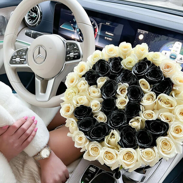 Букет цветов Композиция из белых роз "chanel" за 14390₽ с доставкой в Москве от Венера в цветах на Flawery