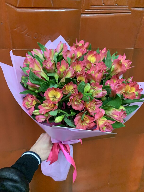 Поздравляю, артикул F1544551 - 3000 рублей, доставка по городу. Flawery - доставка цветов