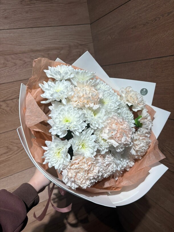 Дуо букет, кустовая белая хризантема и диантус, артикул F1494008 - 4600 рублей, доставка по городу. Flawery - доставка цветов
