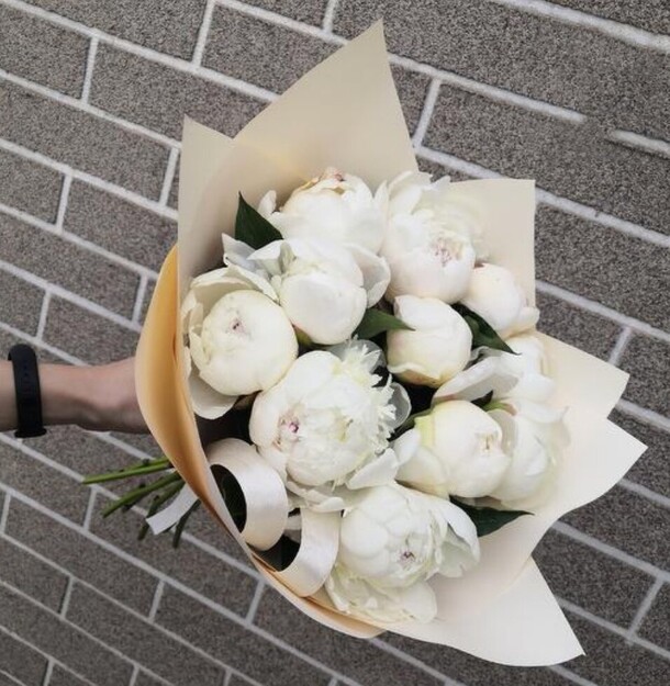 Букет из 11 белоснежных пионов марсель, артикул F85368 - 8680 рублей, доставка по городу. Flawery - доставка цветов