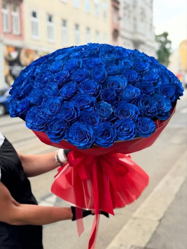 Букет цветов 101 синяя роза за 52000₽ с доставкой в Москве от Soulful flowers на Flawery