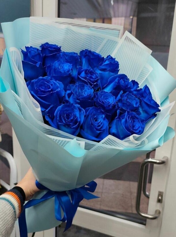 Букет цветов 17 синих роз за 25000₽ с доставкой в Москве от Lovely flowers на Flawery