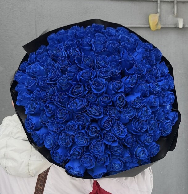 Букет цветов 121 синяя роза за 55000₽ с доставкой в Москве от Lovely flowers на Flawery