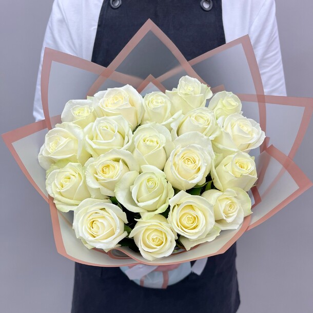 Букет белых роз 19шт от flowerstorg n1003 за 4800₽ с доставкой в Москве от Flowerstorg на Flawery