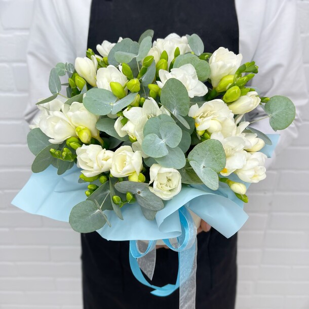 Букет цветов Цветы в коробке фрезия от flowerstorg n1121 за 4400₽ с доставкой в Москве от Flowerstorg на Flawery