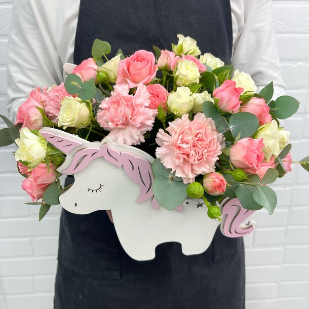 Букет цветов в коробке единорог от flowerstorg n1200 за 4100₽ с доставкой в Москве от Flowerstorg на Flawery