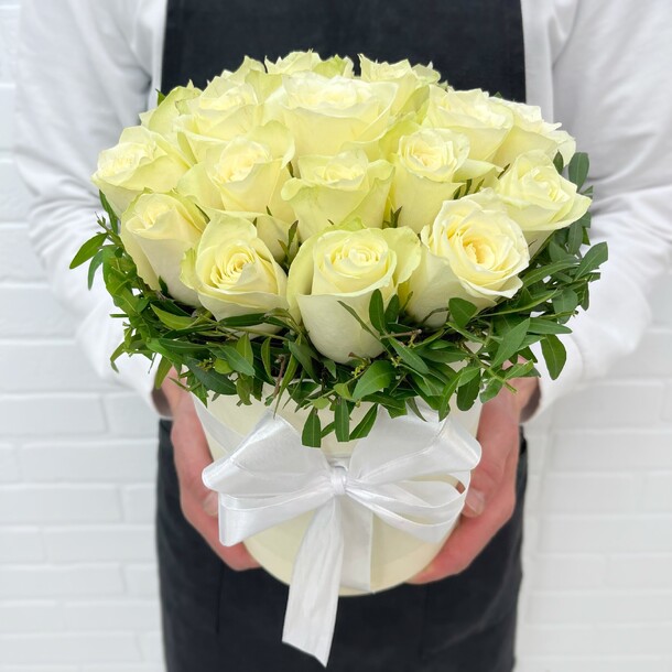 Букет цветов Розы белые 19 шт в коробке flowerstorg n55 за 4800₽ с доставкой в Москве от Flowerstorg на Flawery