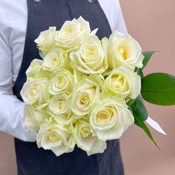 Букет белые розы 15шт 50см от flowerstorg n174 за 3250₽ с доставкой в Москве от Flowerstorg на Flawery