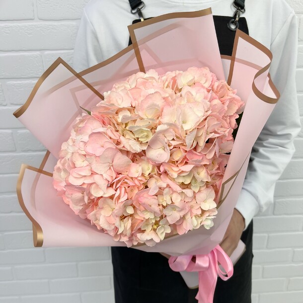 Букет цветов Гортензии розовые 3шт в букете flowerstorg n593 за 3050₽ с доставкой в Москве от Flowerstorg на Flawery