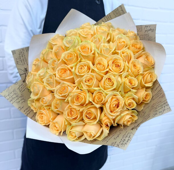 Букет цветов Розы кремовые 51шт в букете flowerstorg n713 за 5100₽ с доставкой в Москве от Flowerstorg на Flawery