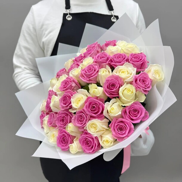 Букет цветов Розы розовые белые 51шт в букете flowerstorg n900 за 6800₽ с доставкой в Москве от Flowerstorg на Flawery