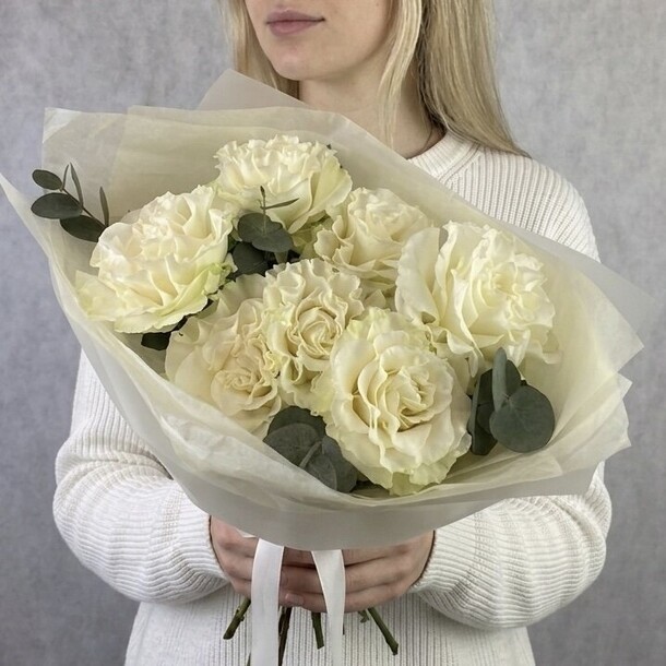 Букет из 7 белых французских роз мондиаль и эвкалипта .834 за 4360₽ с доставкой в Москве от БЕТТЕР ГИФТС цветы на Flawery