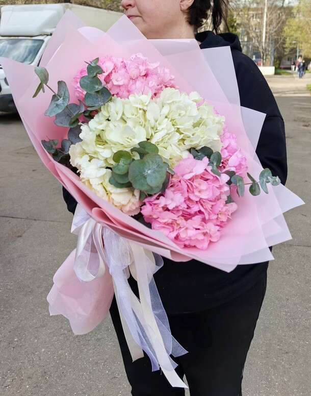 Букет из гортензии с эвкалипиом, артикул F1552222 - 4290 рублей, доставка по городу. Flawery - доставка цветов