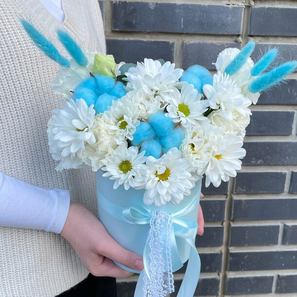 Голубая композиция с кустовыми хризантемами и хлопком, артикул F1554318 - 2700 рублей, доставка по городу. Flawery - доставка цветов